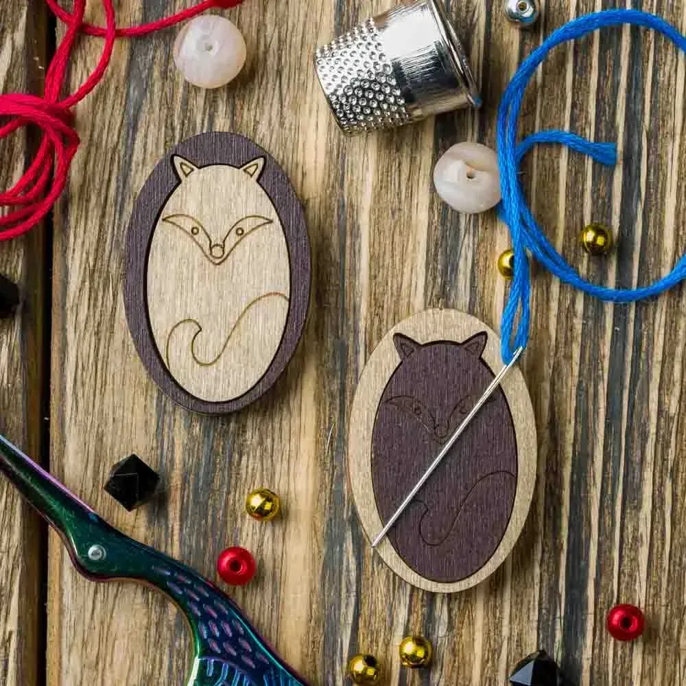 FLMH-026(W) Magnetic double-sided needle holder by Wonderland Crafts 